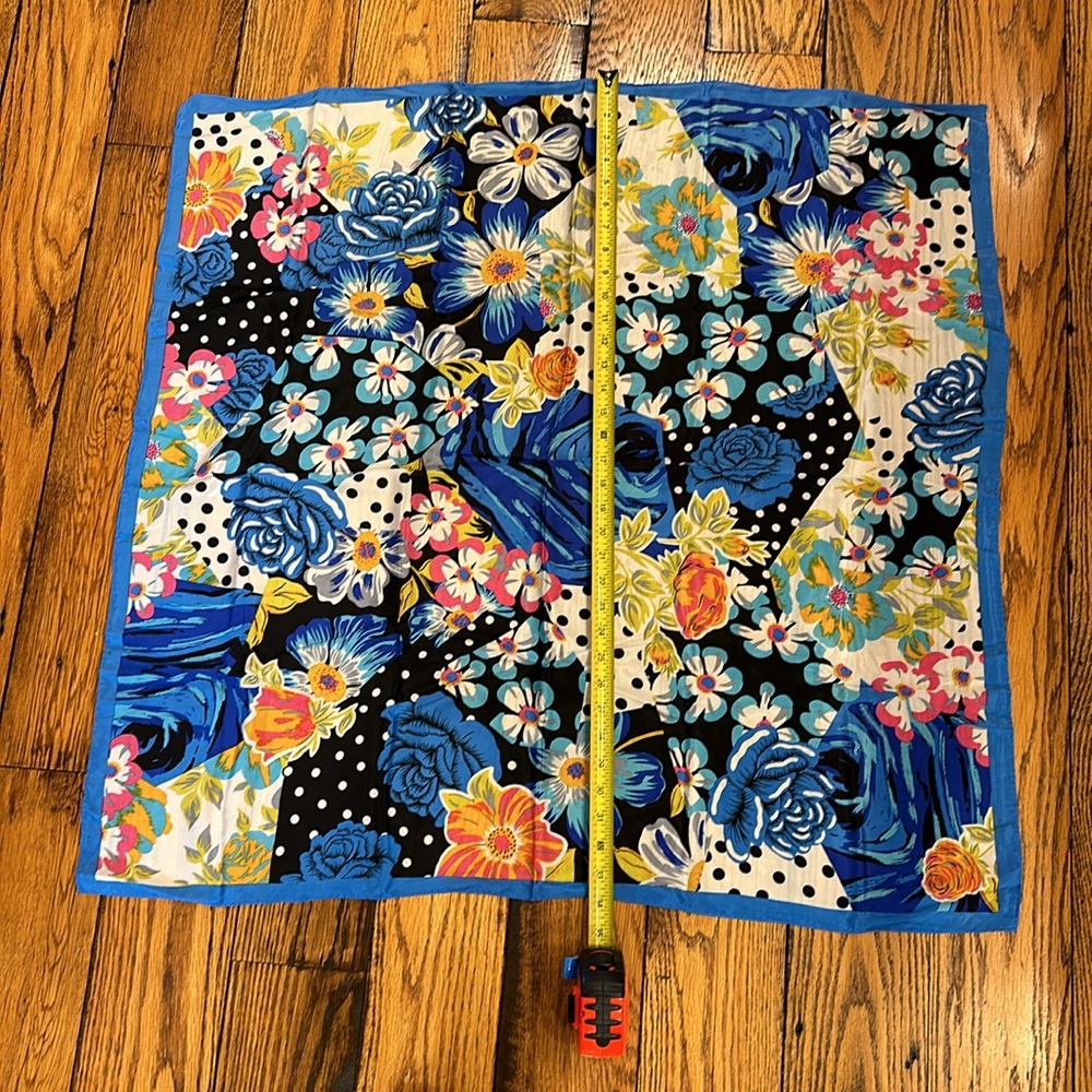 VINTAGE 🩷SILK SCARF IN BEAUTIFUL COLORFUL FLORAL PATTERN - Picture 3 of 3
